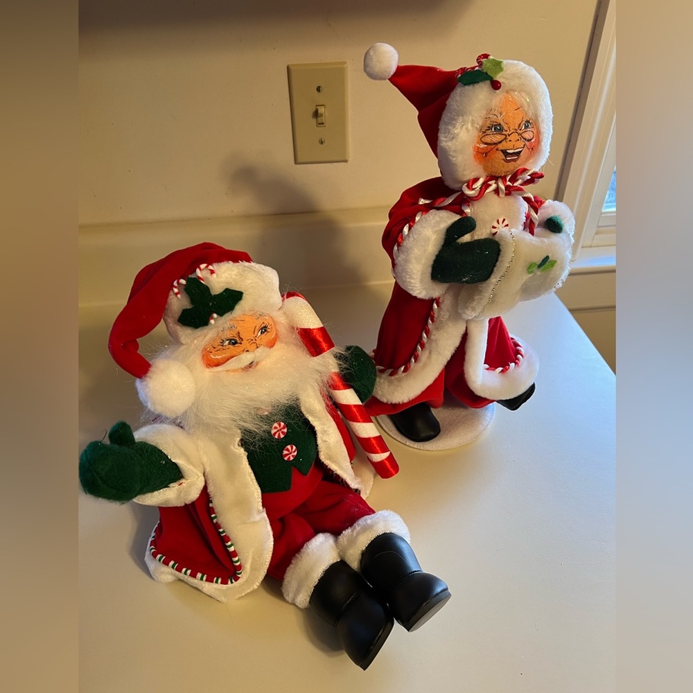 Mr and Mrs Claus no tags overall good condition Santa 9” sitting Mrs. 13 1/2”